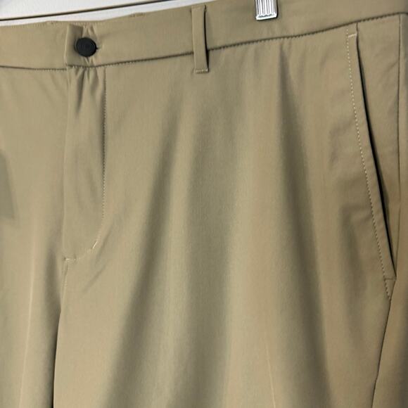 Johnnie O Cross Country Prep Performance Golf Shorts Light Khaki Men's 40 New - Picture 11 of 12